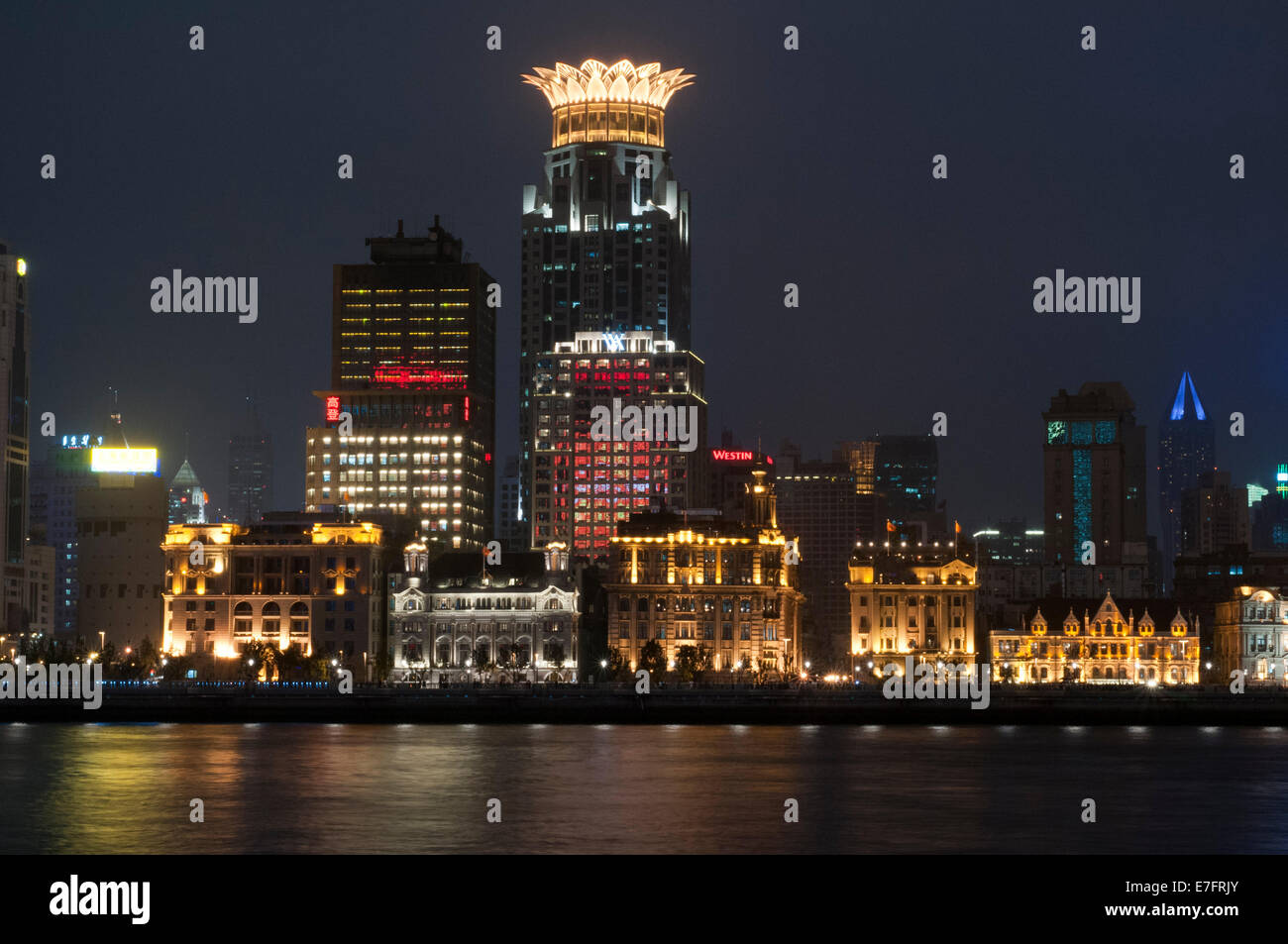 Le Bund sur la nuit et la rivière Huangpu. La promenade du Bund, Shanghai, Chine. Chine Shanghai Shanghai Skyline vue touristique Banque D'Images
