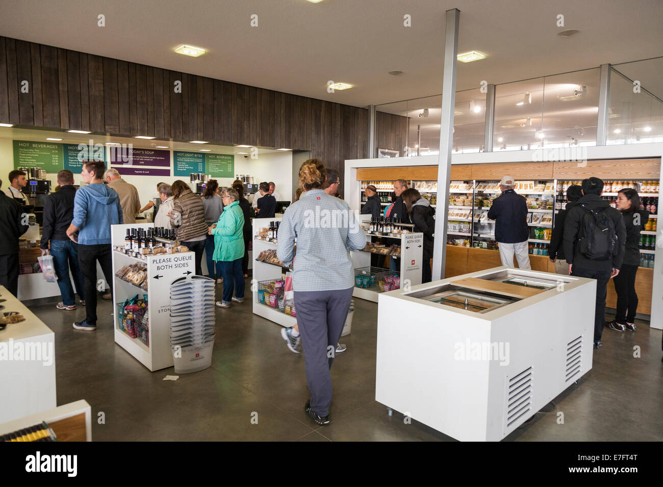 L'intérieur du nouveau visiteur café / restaurant au centre d'accueil à Stonehenge / Stone Henge UK. (70) Banque D'Images