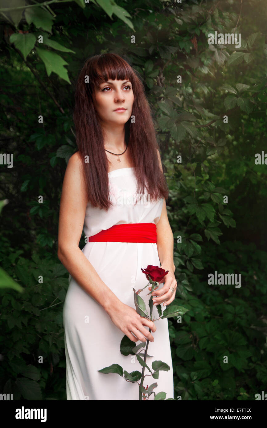Portrait de la belle jeune femme en robe blanche sur la nature Banque D'Images