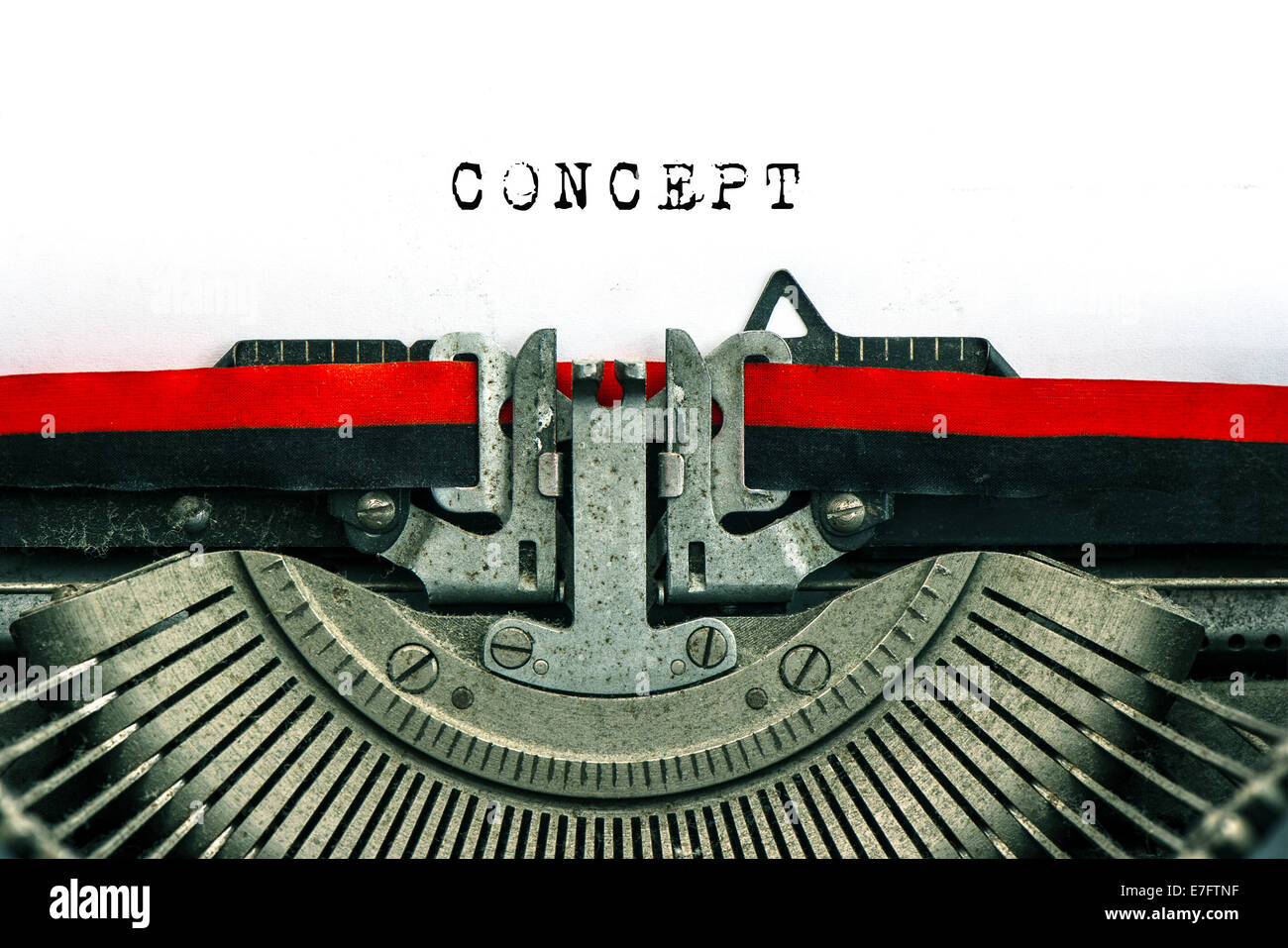 Machine à écrire antique avec l'exemple de texte CONCEPT. Le texte noir sur fond blanc Banque D'Images