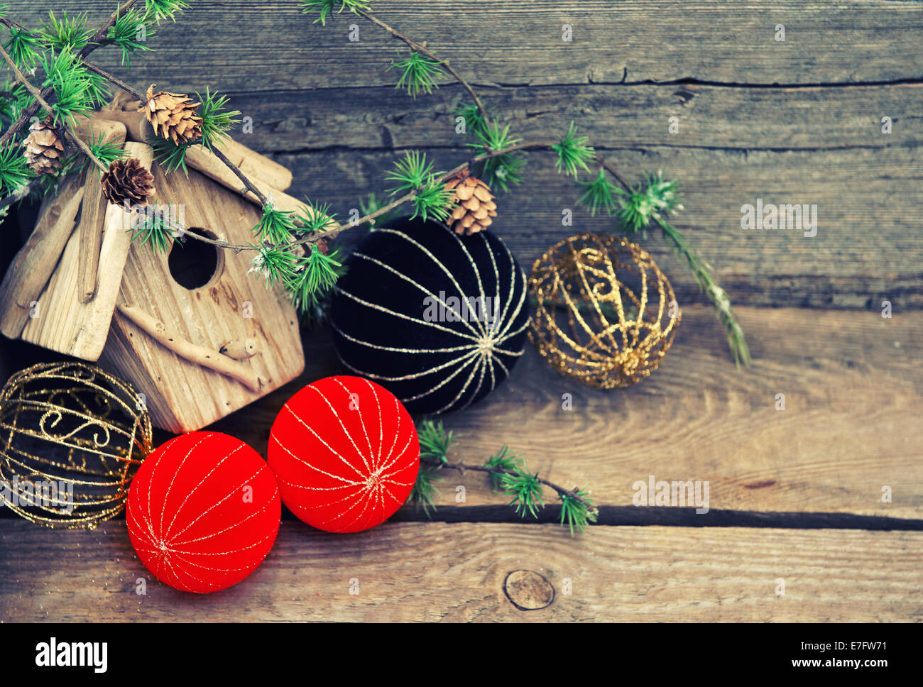 Décoration de Noël sur fond de bois rustique. rouge et noir style de la Chine et des boules de noël. retro toned photo Banque D'Images