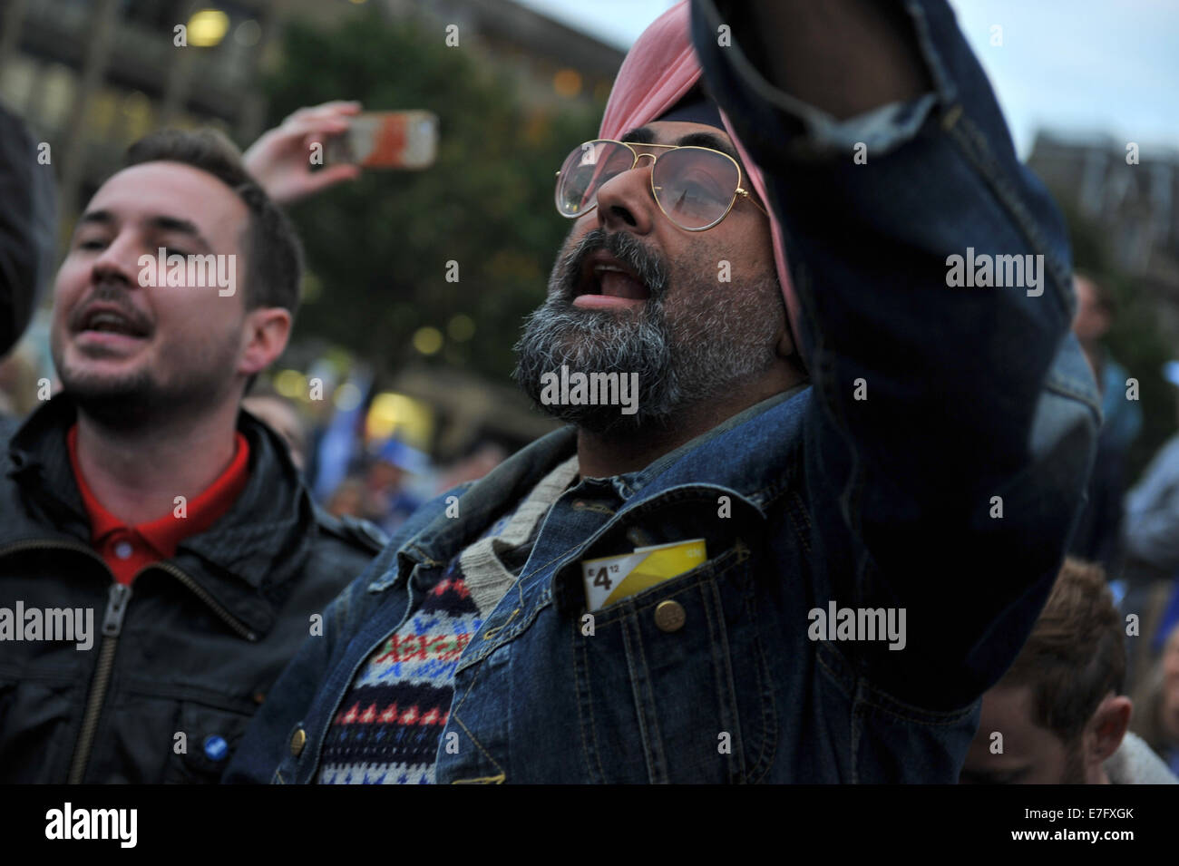 Glasgow, Ecosse, Royaume-Uni. 16 Septembre, 2014. Scottish rally pro-indépendance. Compositeur et Hardeep Singh Kohli acteur Martin Compston rejoint pour diriger le chant entre oui foule lors de l'indépendance écossaise rassemblement à George Square, Glasgow. Crédit : Tony Clerkson/Alamy Live News Banque D'Images