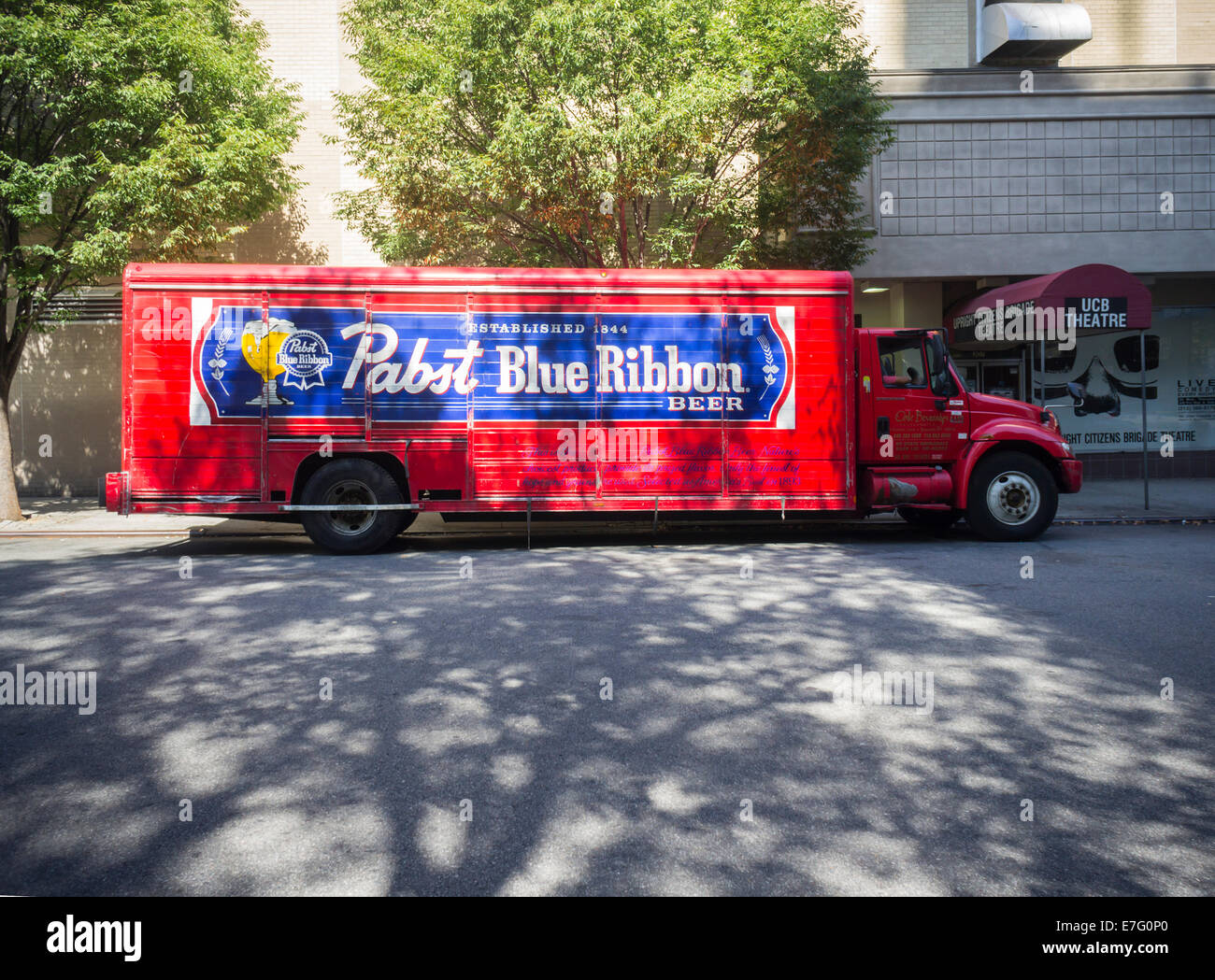 Un distributeur de bière's truck la prestation de Pabst Blue Ribbon bière ainsi que d'autres boissons est vu à New York Banque D'Images