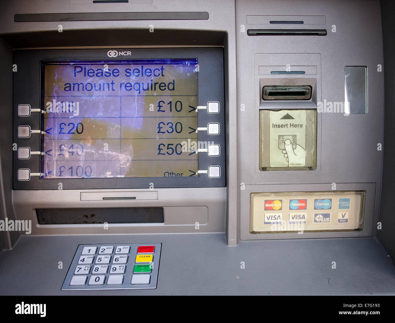 Distributeur automatique de la machine avec le choix de la sélection de cinq notes livre Banque D'Images