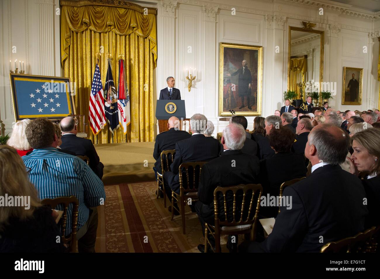 Le président américain Barack Obama parle de la médaille d'honneur au cours d'une cérémonie dans la East Room de la Maison Blanche le 15 septembre 2014 à Washington, DC. Obama reçoit la commande de l'Armée de Sgt. Le major Bennie G. Adkins la médaille d'honneur, la nation la plus haute décoration militaire, et à titre posthume, l'un à la CPS de l'armée. Donald Sloat, qui sont morts dans la guerre du Vietnam. Banque D'Images