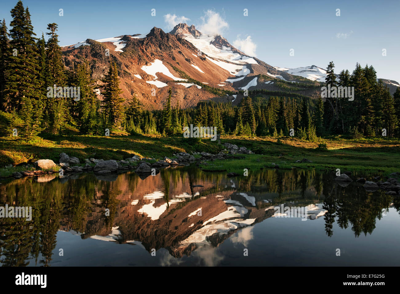 Centre de l'Oregon's Mt Jefferson se reflète dans l'un des nombreux petits tarns dans la région sauvage de Jefferson Park. Banque D'Images