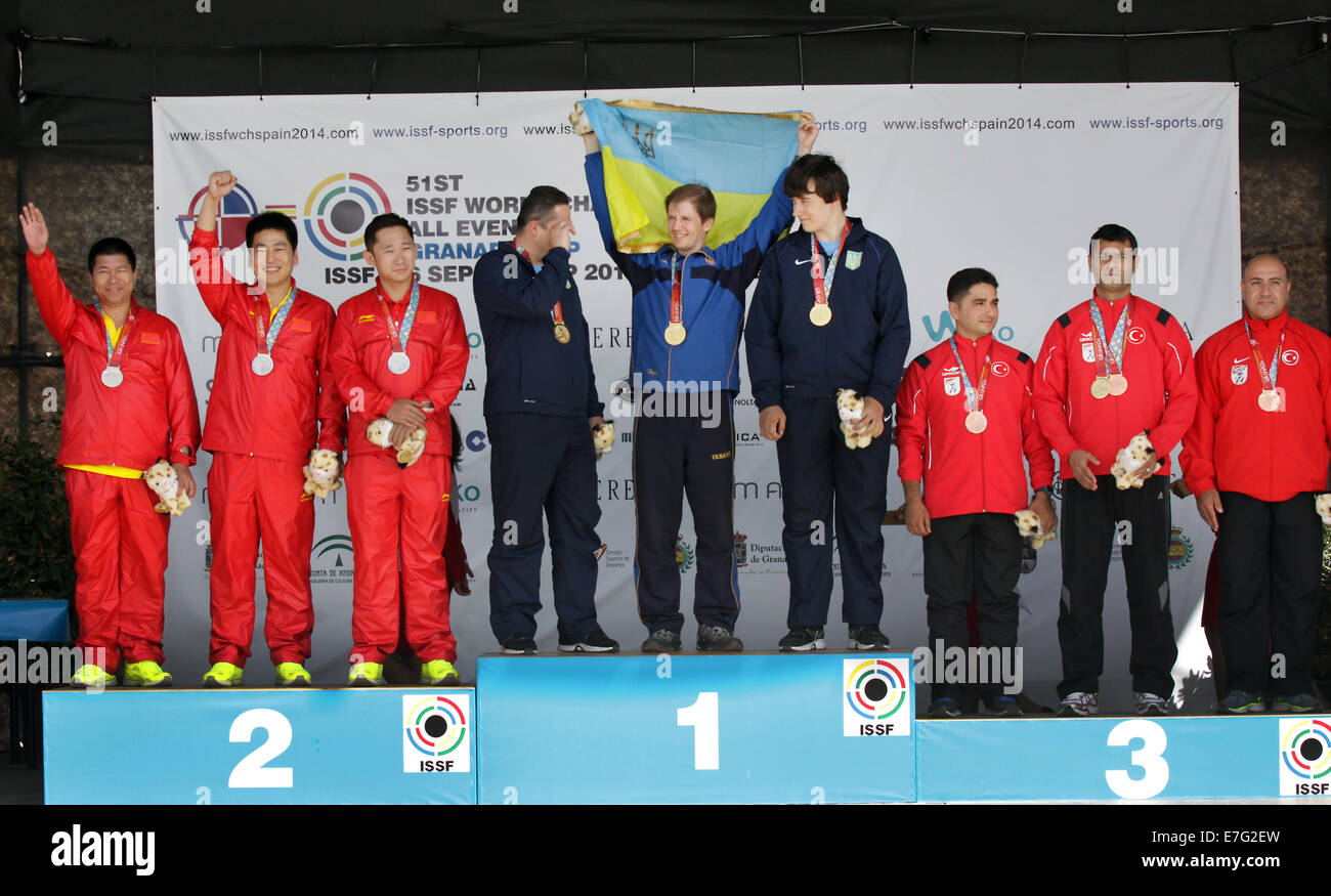 Grenade. 17 Sep, 2014. L'équipe de l'Ukraine (C), l'équipe de Chine (L) et l'équipe de la Turquie salue les spectateurs après la finale du 25m pistolet standard équipe hommes lors de la 51e Championnat du Monde de l'ISSF (International Shooting Sport Federation) à Grenade, Espagne, le 16 septembre 2014. L'équipe de l'Ukraine a gagné le titre de l'événement. © Xinhua/Alamy Live News Banque D'Images