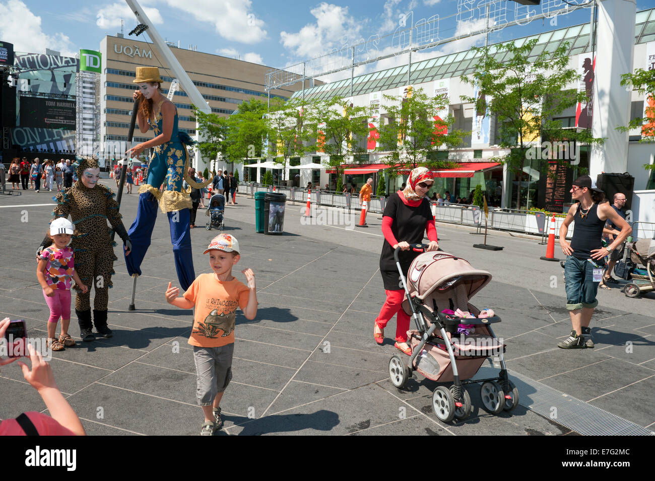 Les enfants sur la Place des Festivals, Montréal, province de Québec, Canada. Banque D'Images