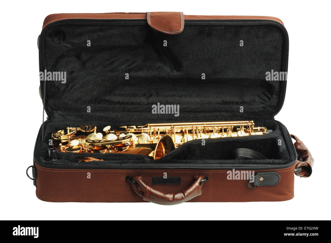 Saxophone dans cas ouvert sur fond blanc Banque D'Images