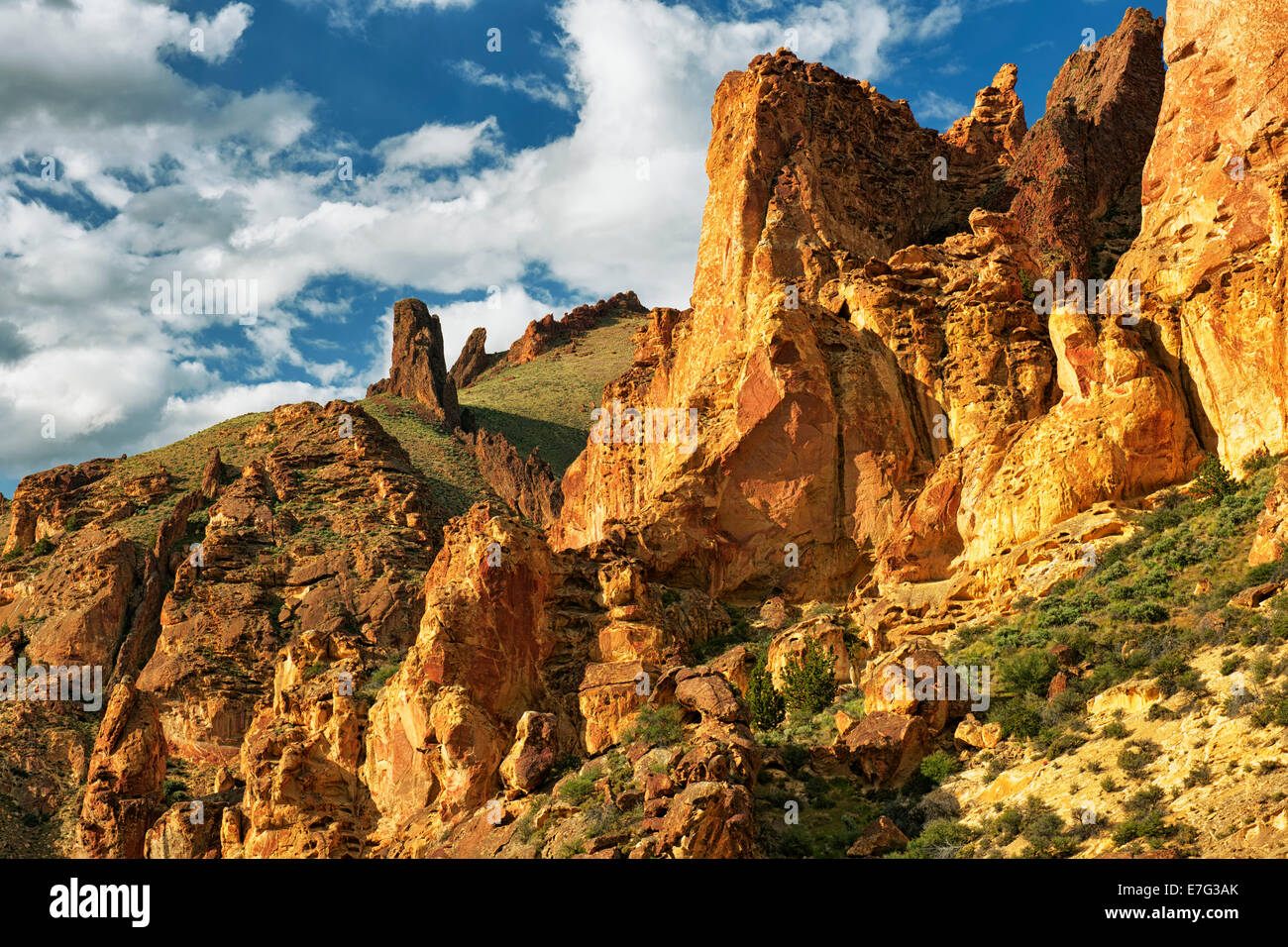 Au four solaire d'imposants pinacles volcaniques dans le canyon de l'Oregon SE Leslie Gulch et éloignées Malheur Comté. Banque D'Images