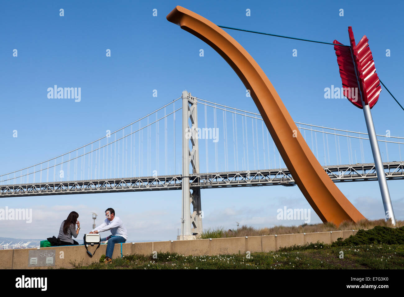 Couple en train de déjeuner sous la Cupid's Span sculpture, San Francisco, California, USA Banque D'Images