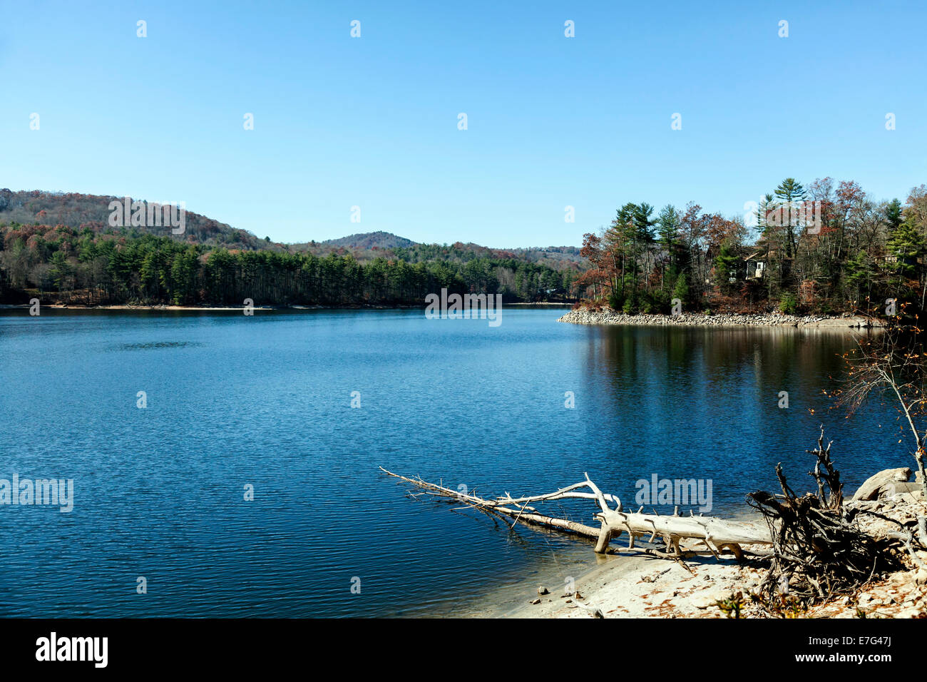Lake Glenville, un lac de plaisance et le réservoir près de caissiers, Caroline du Nord) sur un après-midi d'automne. Banque D'Images