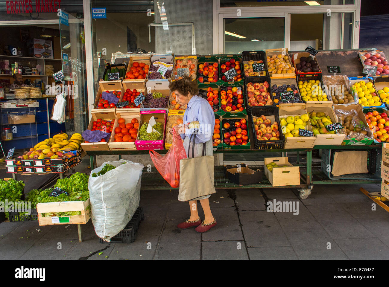 Bordeaux, France, Street Scenes, Old Woman Shopping dans le quartier de trottoir épicerie légumes, magasin, exposition de nourriture sur la rue, personnes âgées, épicerie de façade, vieux âge solitude Banque D'Images