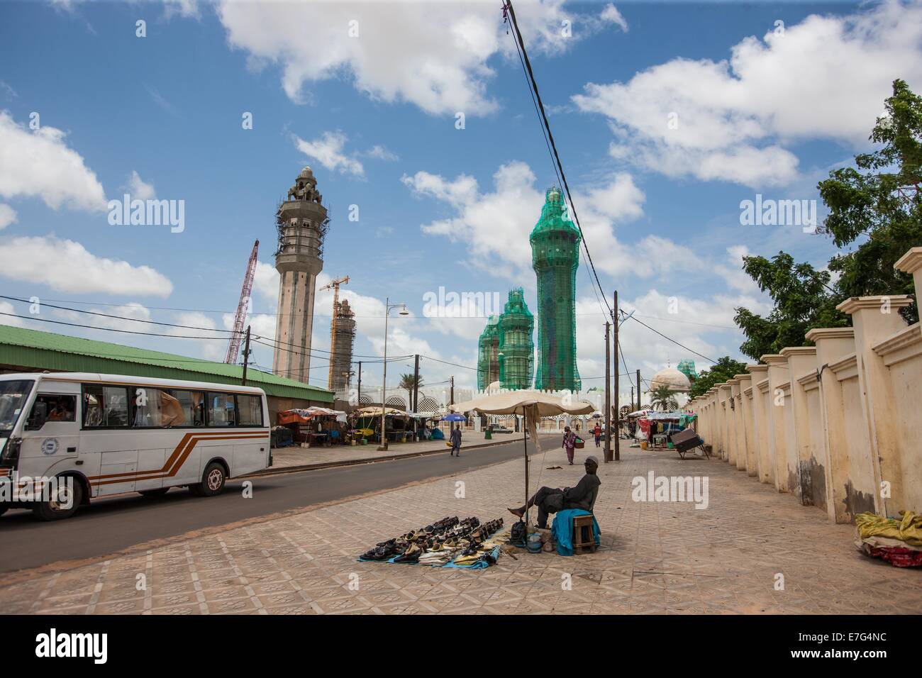 Touba. 16 Sep, 2014. Photo prise le 16 septembre 2014 montre la Grande Mosquée de Touba en rénovation à Touba, la ville sainte du Sénégal. A commencé sénégalais de se préparer pour l'Aïd al-Adha, connu comme la Tabaski dans la langue locale de Wolof, qui est censée tomber le 5 ou 6 cette année au Sénégal. Crédit : Li Jing/Xinhua/Alamy Live News Banque D'Images