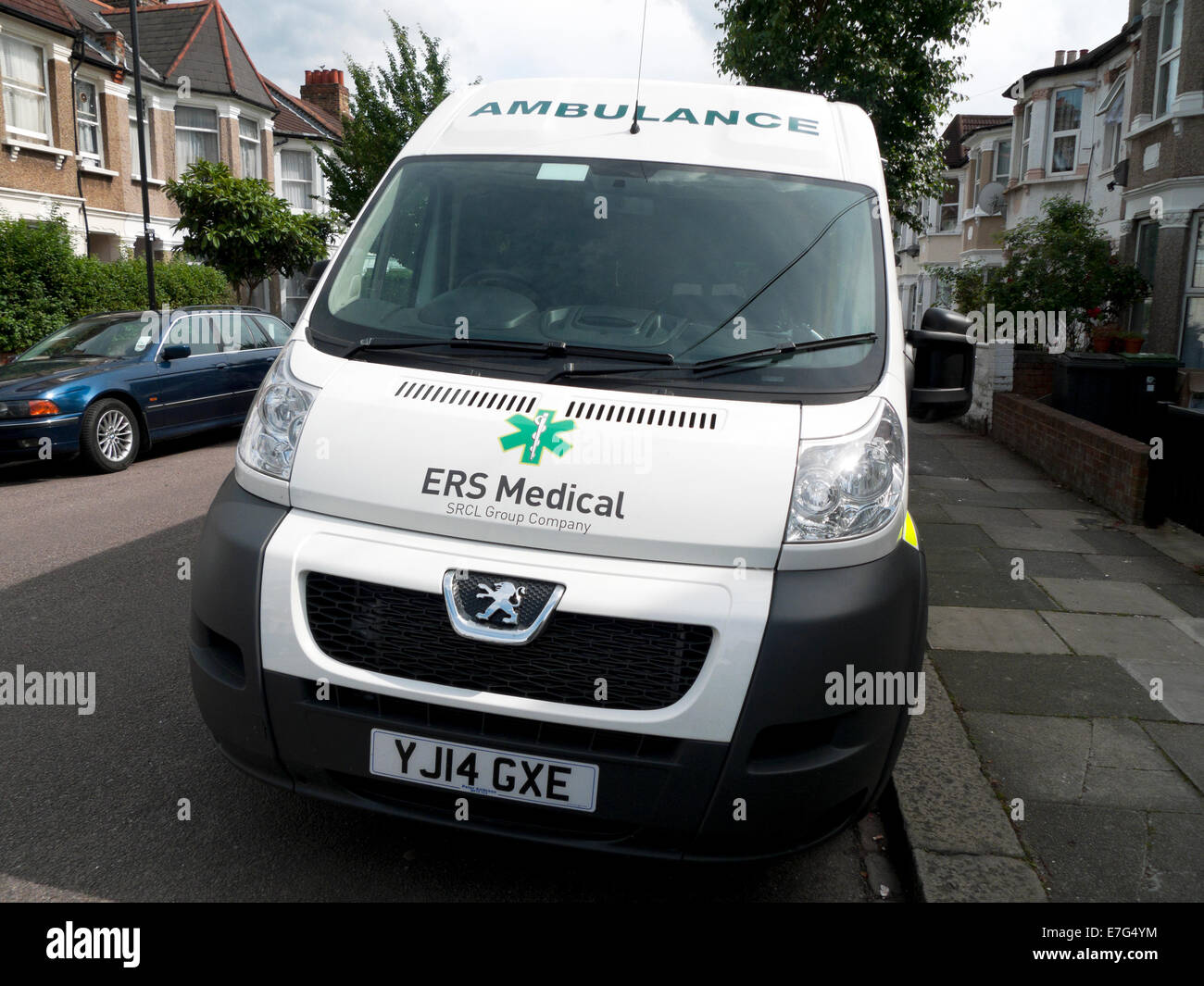 ERS Medical Ambulance garé dans une rue du nord de Londres KATHY DEWITT Banque D'Images