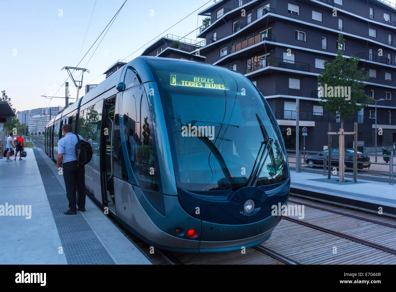 Bordeaux, France, Tram en gare, scènes de rue, train de lumière publique, ECO-Communauté (éco-quartier), quartier vert, 'Ginko', transports publics environnement france front Banque D'Images