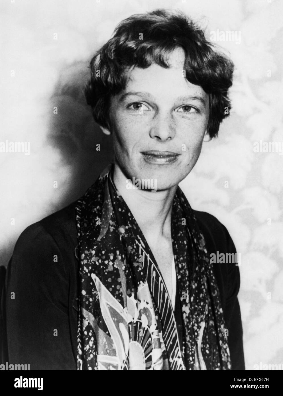 Portrait vintage photo de la pionnière et auteur de l'aviation américaine Amelia Earhart (1897 – déclaré mort en 1939) – Earhart et son navigateur Fred Noonan ont connu une célèbre disparition en 1937 alors qu'elle essayait de devenir la première femme à effectuer un vol de navigation du globe. Photo de Underwood et Underwood vers 1928. Banque D'Images