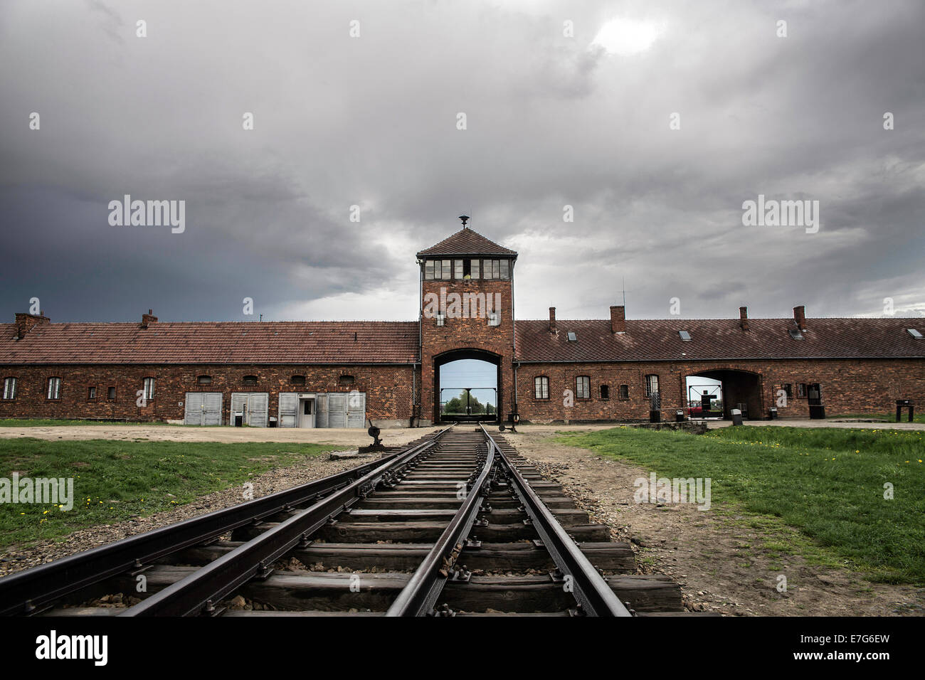 Maison de gardien et principale voie ferrée, Auschwitz II-Birkenau, camp d'extermination d'Oswiecim, Pologne Banque D'Images