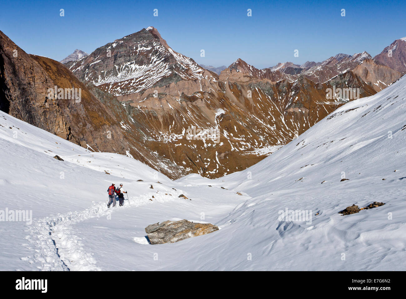 Les alpinistes sur Rauhtaljoch s'écoulent, durant la descente de Wilde Kreuzspitze Montagne dans les montagnes de Pfunderer Banque D'Images