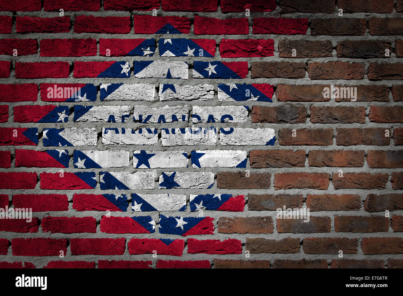 La texture du mur de brique sombre - drapeau peint sur mur - Arkansas Banque D'Images