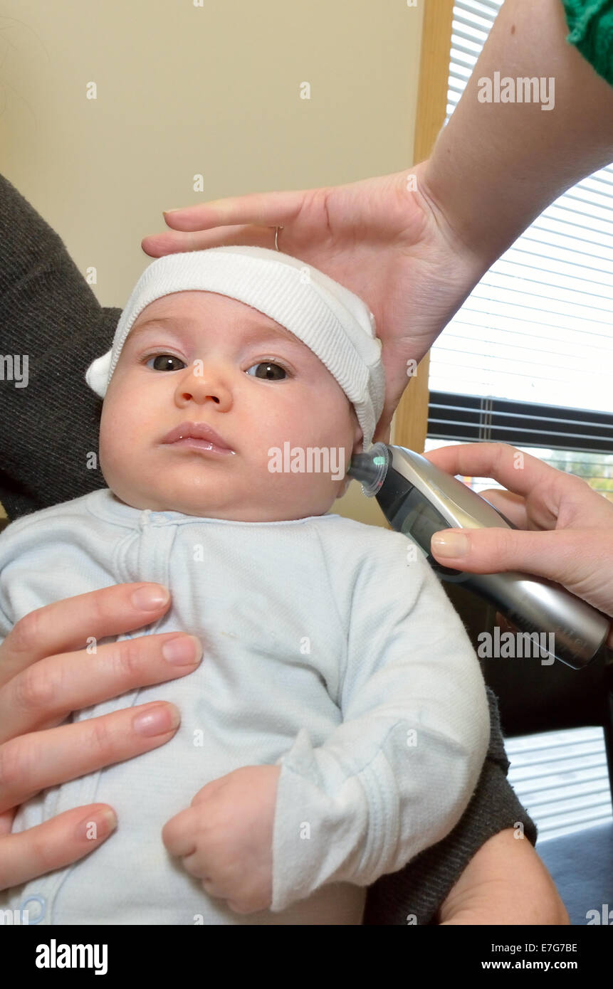 Auckland 14 Sep 14 Nouveau Ne Baby Girl Naomi Ben Ari L Age De 3 Mois Ayant La Fievre La Temperature Se Verifier Avec Un Thermometre Auriculaire Photo Stock Alamy