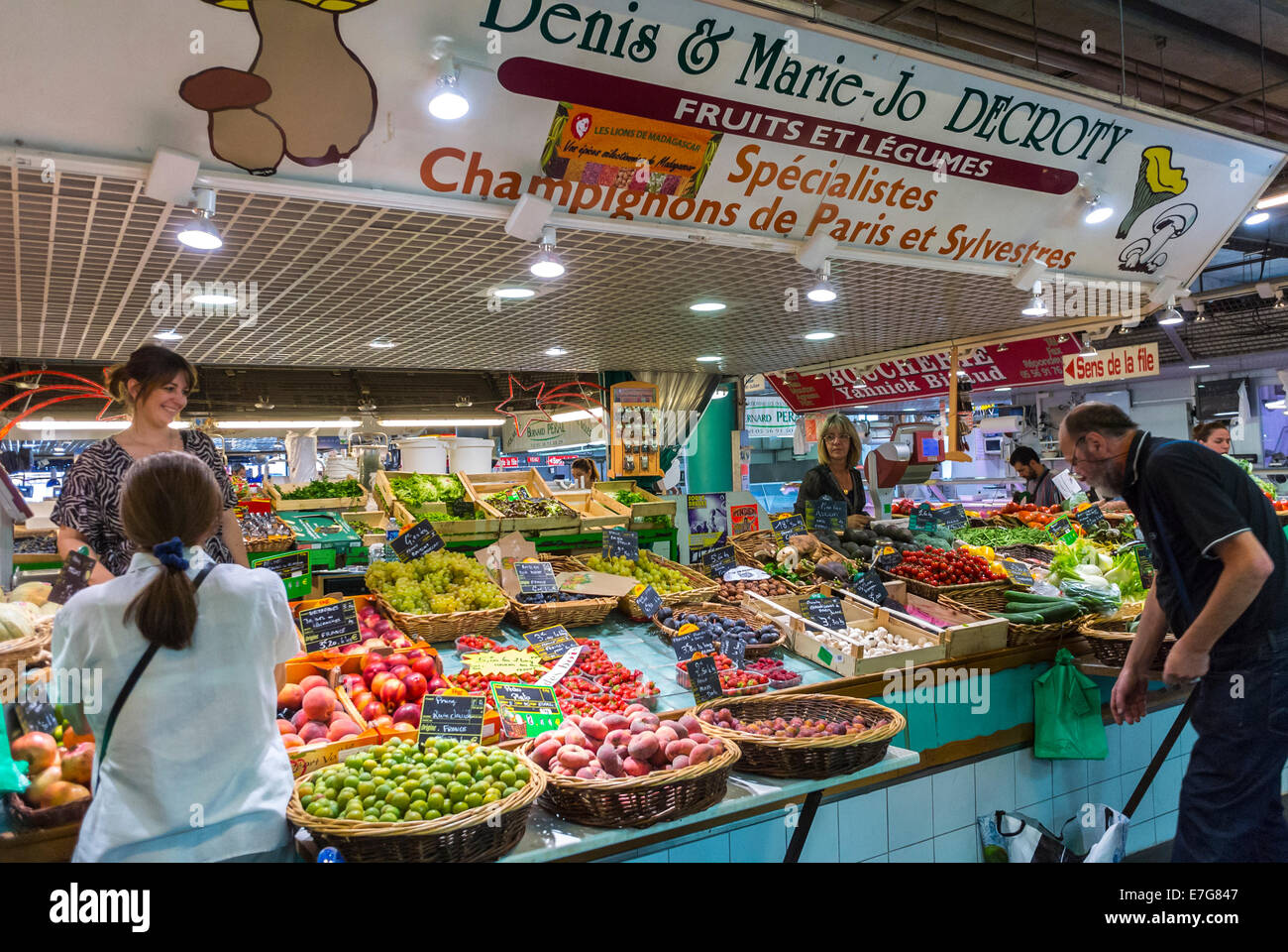 Bordeaux, France, People Shopping, French Food Market, 'marché des Capucins', produits frais, épicerie de quartier légumes 'Denis & Marie-JO Decroty' consommation locale, légumes à l'intérieur Banque D'Images