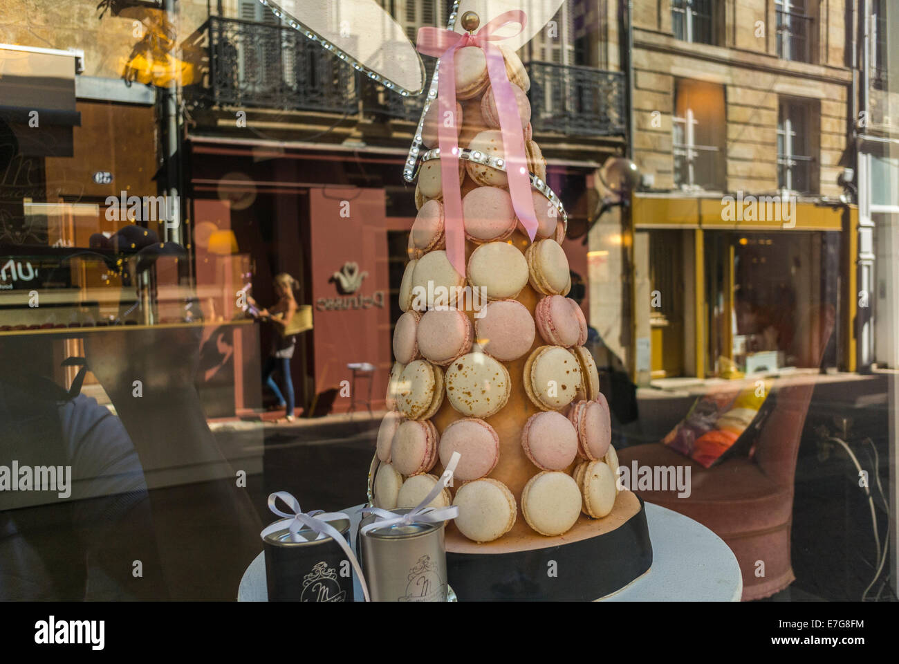 Bordeaux, France, Shopping, French Bakery Shop, 'montée' Macarons gâteau de mariage sur l'affichage dans la fenêtre de magasin Patisserie Banque D'Images