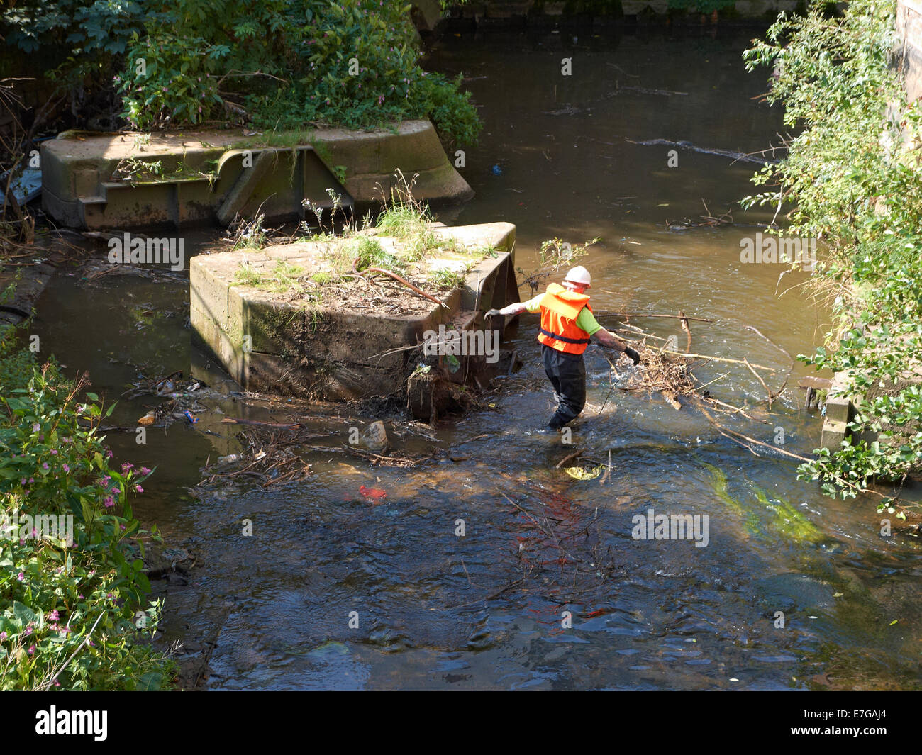Le nettoyage de la rivière Medlock à Manchester UK Banque D'Images