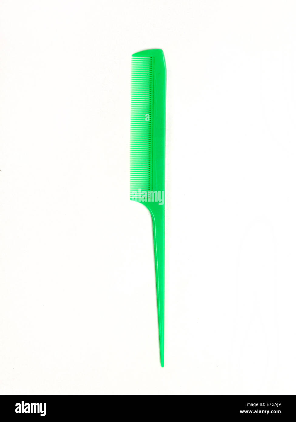 Lissoir vert comb on white background, studio shot Banque D'Images