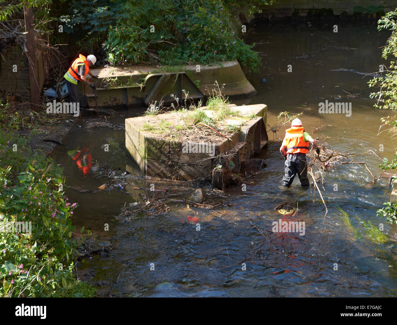 Le nettoyage de la rivière Medlock à Manchester UK Banque D'Images