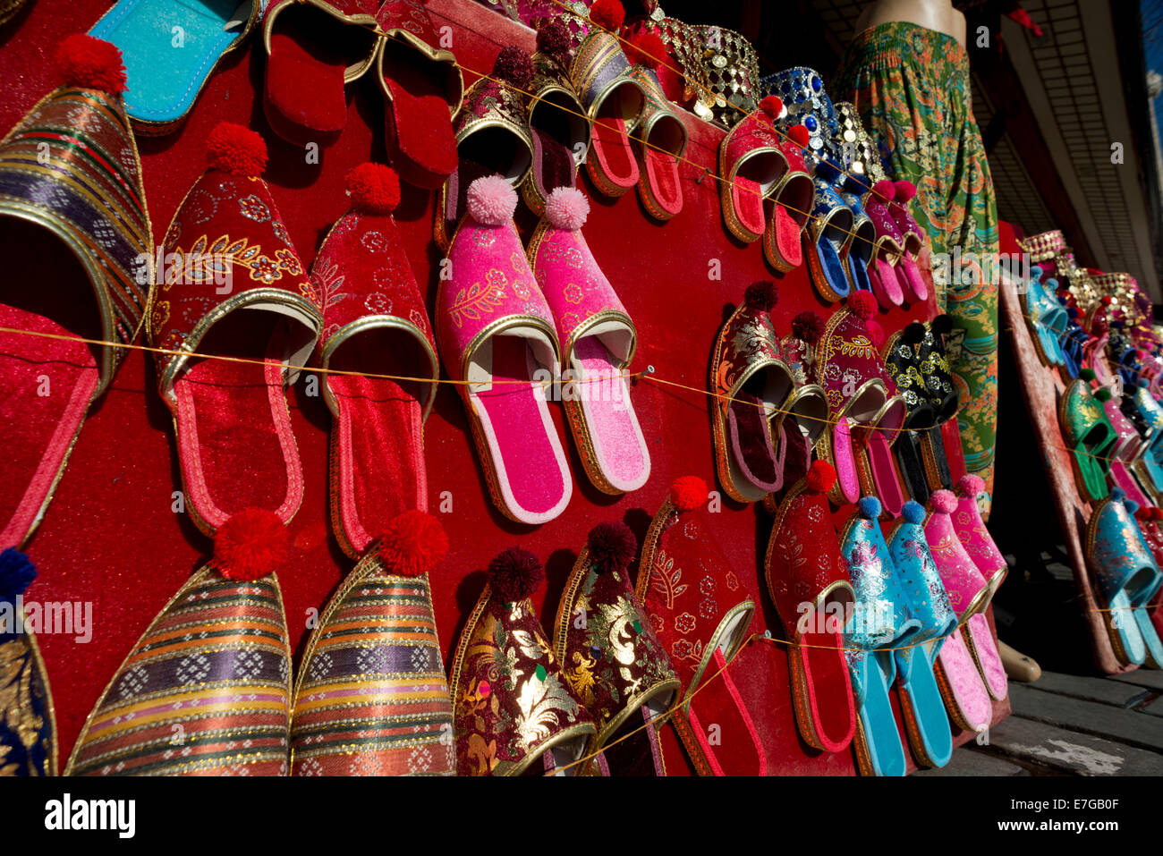 Stand touristique dans une rue d'Istanbul en Turquie. Banque D'Images