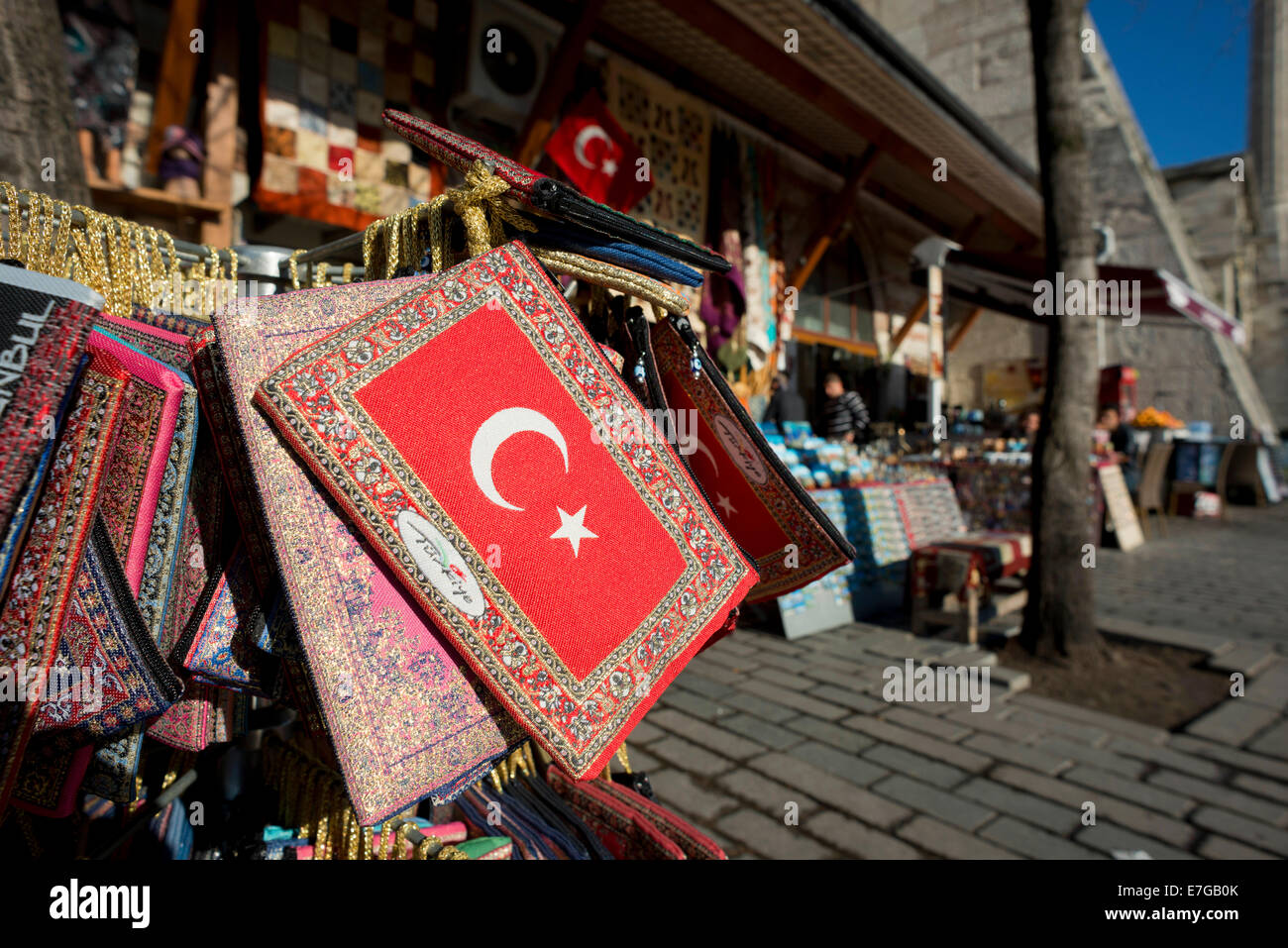 Stand touristique dans une rue d'Istanbul en Turquie. Banque D'Images