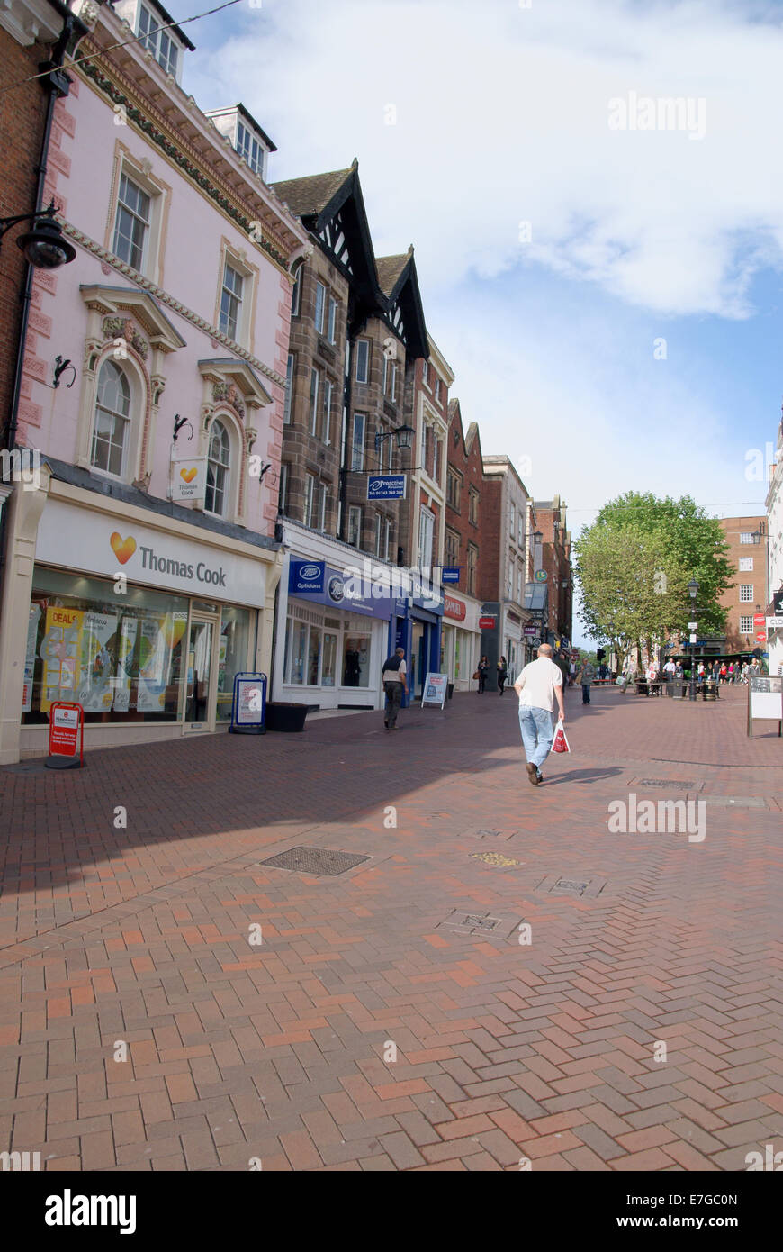 Vieux bâtiment façades et commerces dans le centre-ville de Shrewsbury sur Pride Hill Banque D'Images