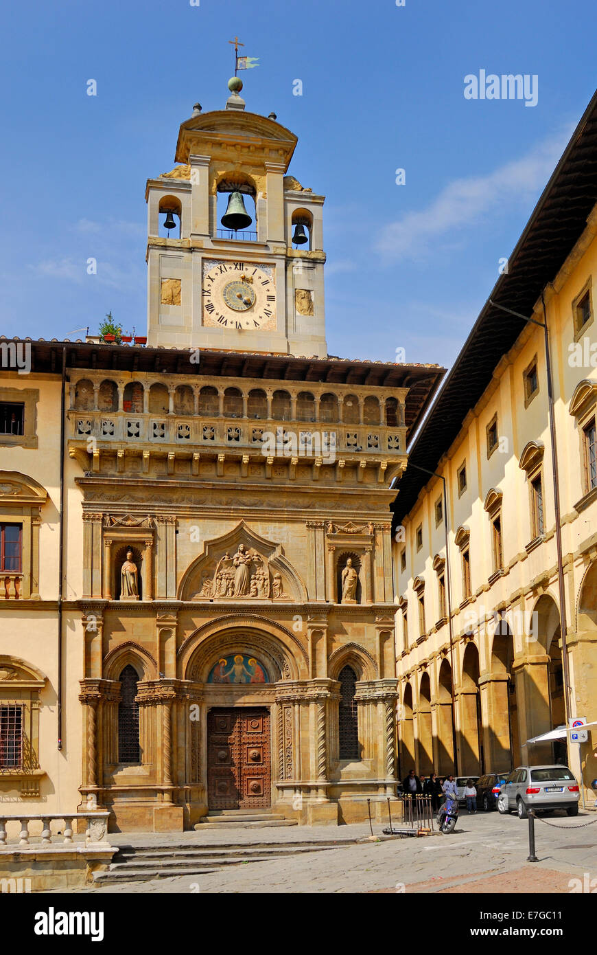 Arezzo, Toscane, Italie. Piazza Grande (Grande Place) Palazzo della Fraternita dei Laici Banque D'Images