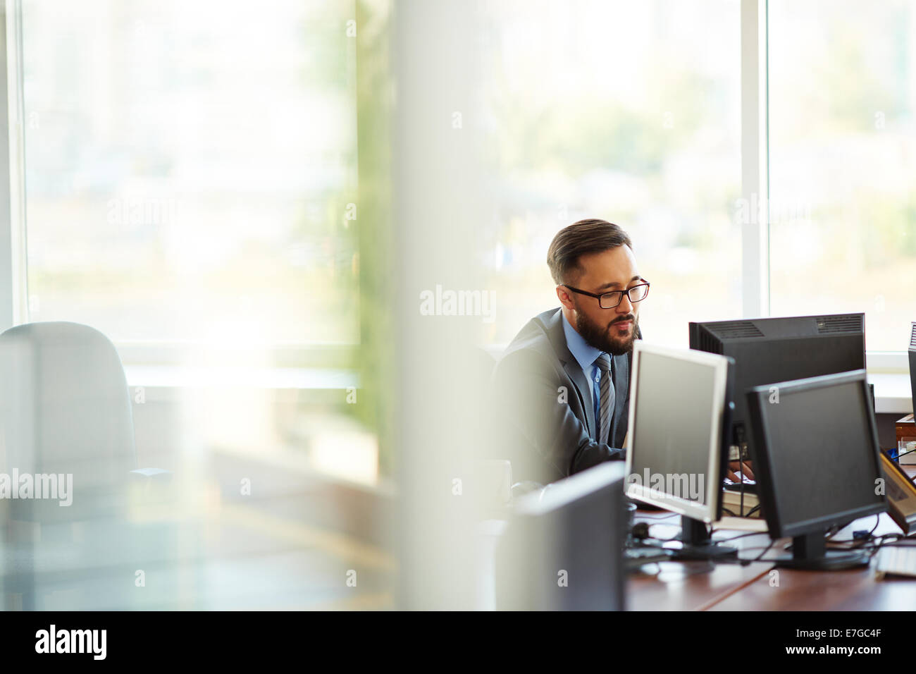 Asian businessman travaillant seul in office Banque D'Images