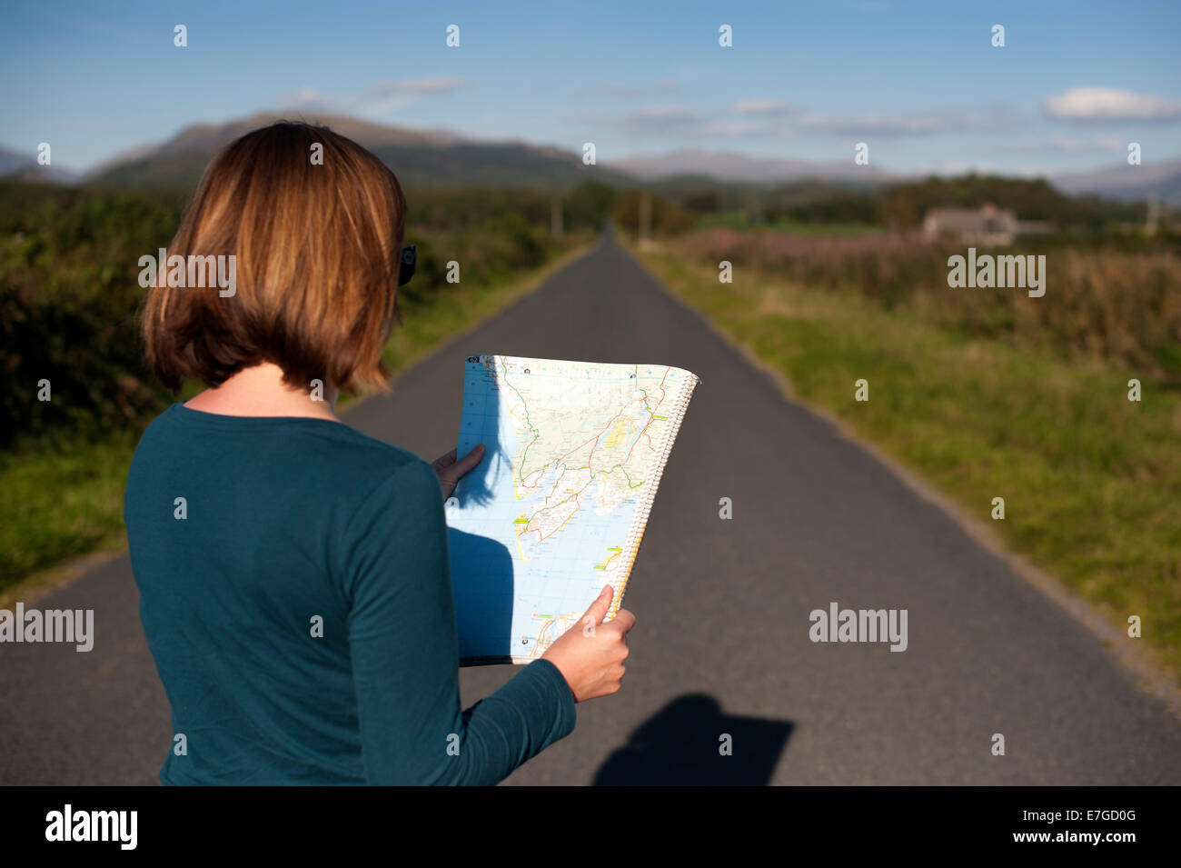 Femme seule reading a map Banque D'Images