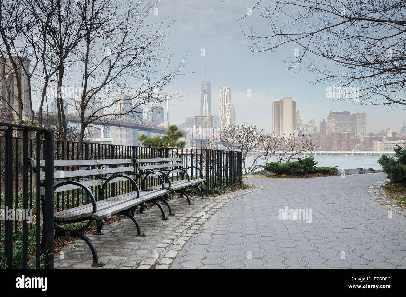 Pont de Brooklyn banc de parc et promenade avec des toits de Manhattan. Banque D'Images