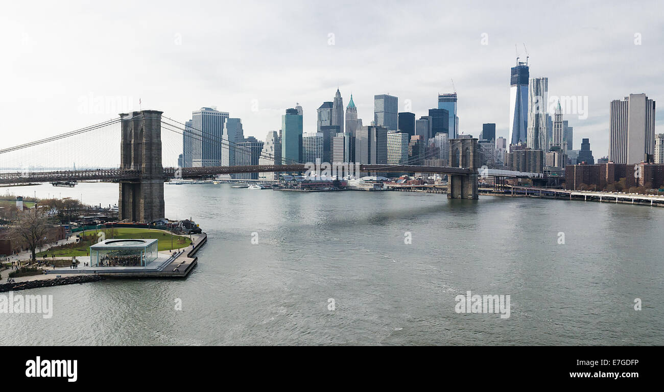 Pont de Brooklyn, Jane's carousel, freedom tower et le lower Manhattan skyline. Banque D'Images