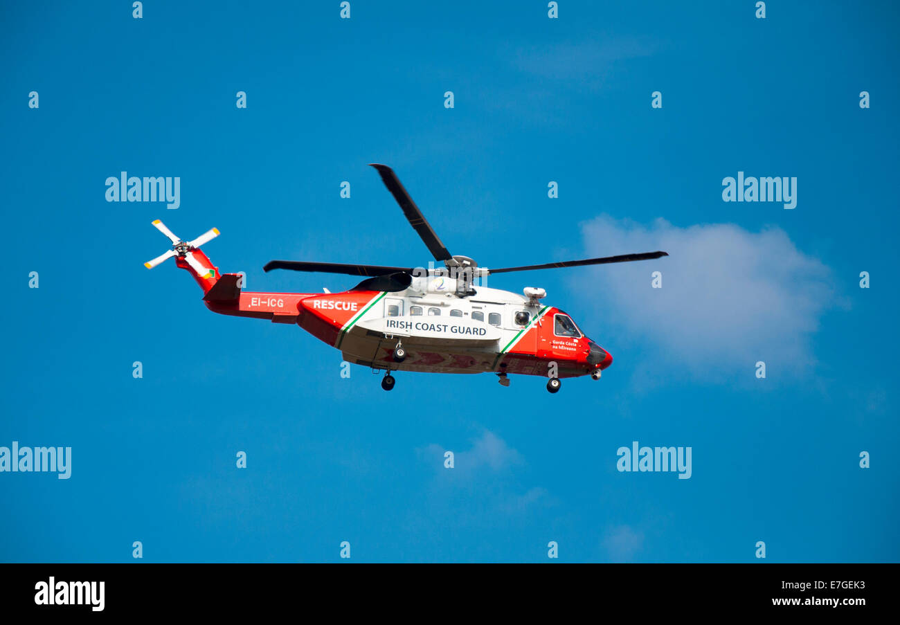 La Garde côtière irlandaise IRCG Garda Cósta na hÉireann vole au-dessus de l'hélicoptère Sikorsky lors d'un secours médical dans l'Irlande rurale Banque D'Images