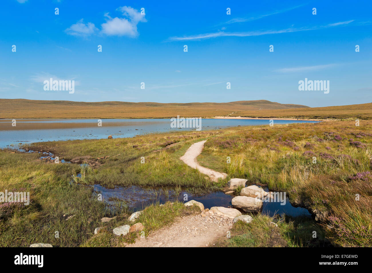 Un sentier OU UN CHEMIN PRÈS DE LOCH MHUILINN EN ROUTE POUR L'ECOSSE SUTHERLAND SANDWOOD BAY Banque D'Images