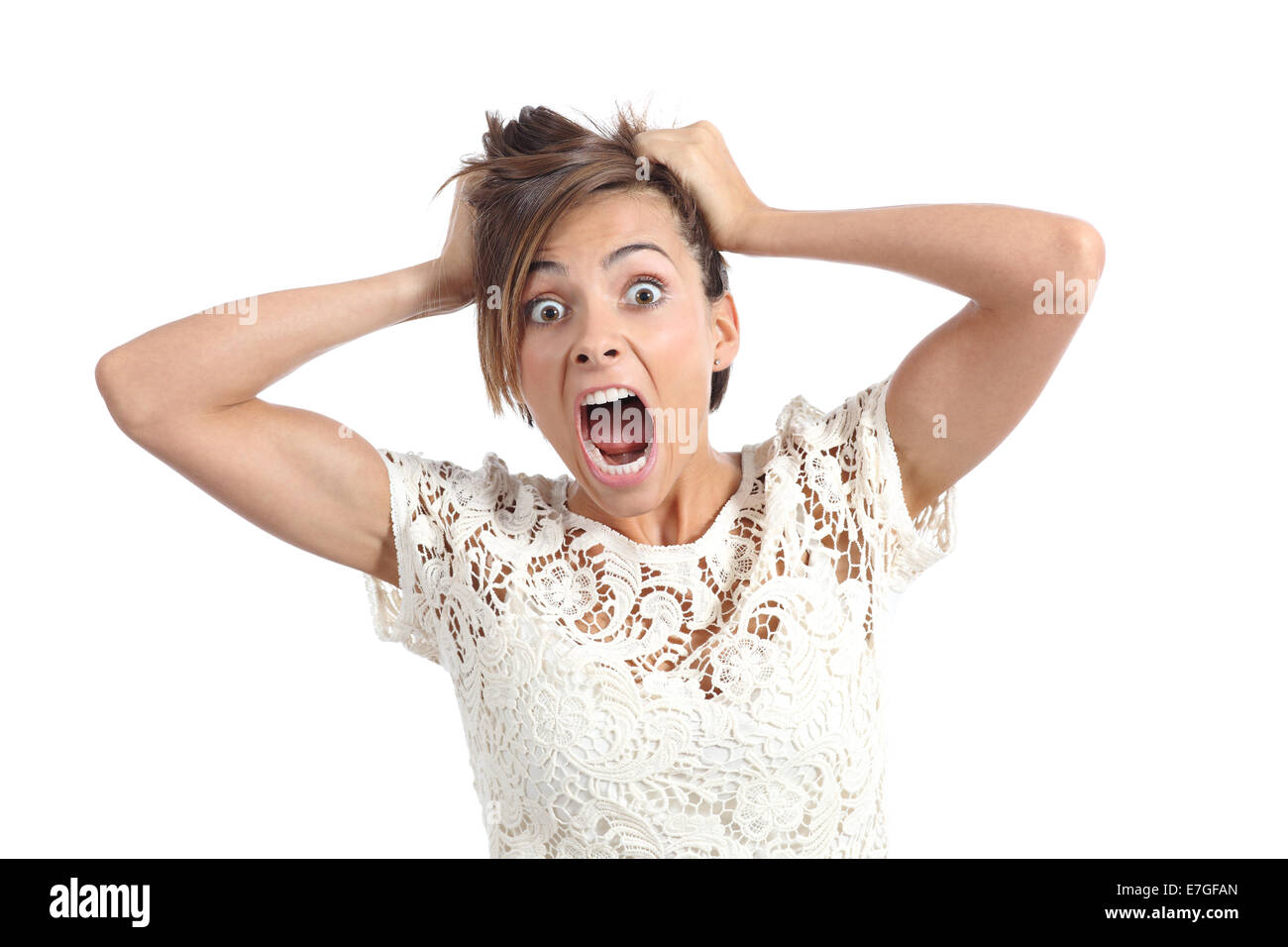 Vue frontale d'une peur femme criant avec les mains sur la tête isolé sur fond blanc Banque D'Images