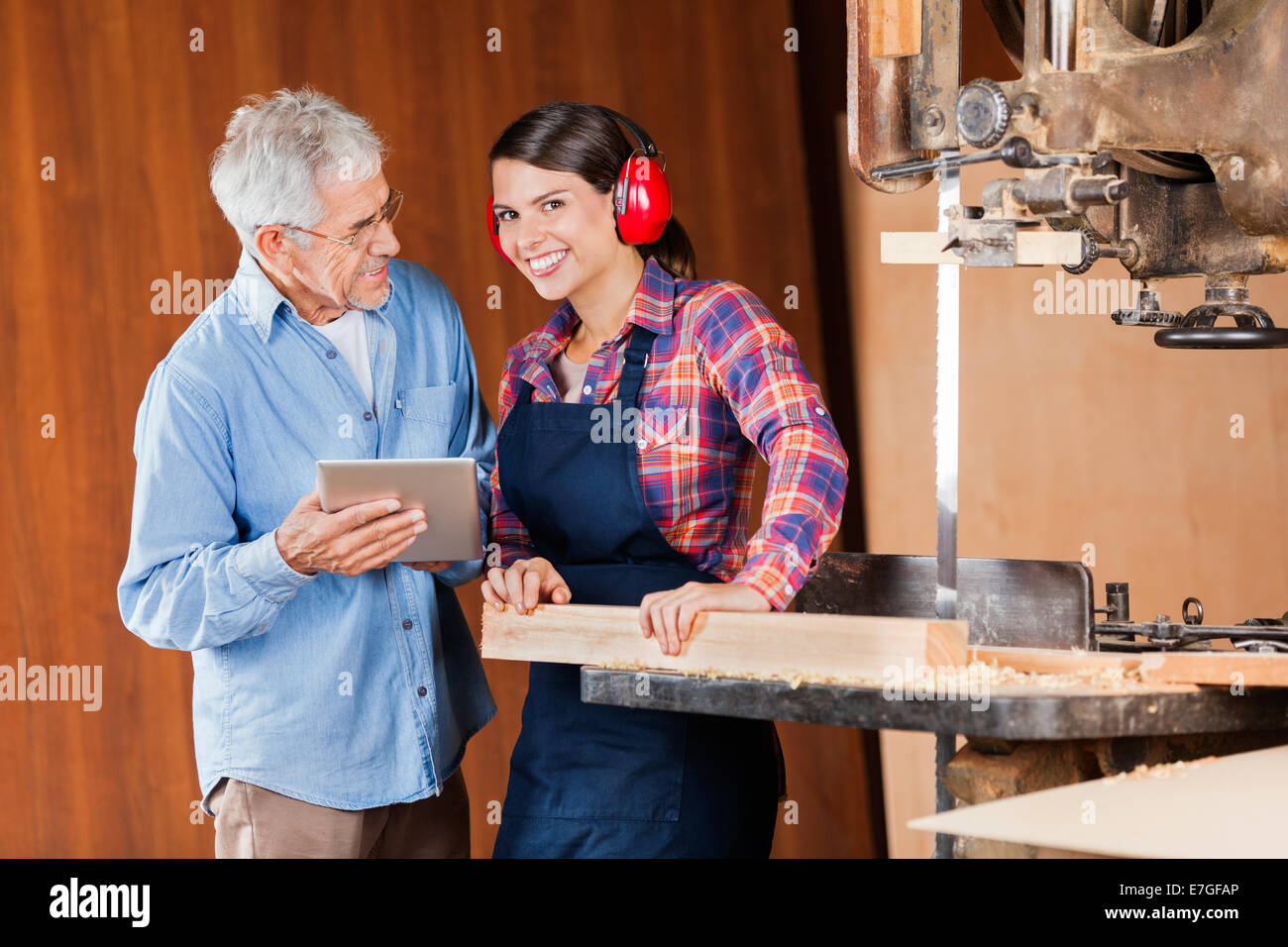 Carpenter avec des collègue using digital tablet Banque D'Images