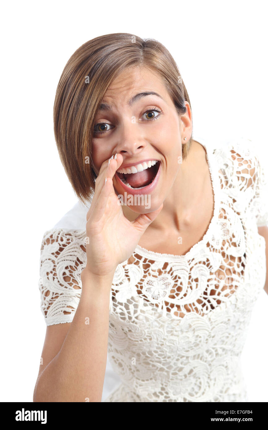 Jolie femme criant de main sur bouche isolé sur fond blanc Banque D'Images