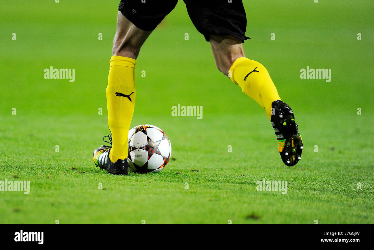 Arène Signal-Iduna, Dortmund, Allemagne, 16 septembre 2014, l'UEFA Football Champions-League, Saison 2014 - 2015 Phase de groupes Journée 1, Borussia Dortmund (BVB) - FC Arsenal 2:0 --- les jambes d'un joueur de football et Adidas matchball 'finale' Credit : kolvenbach/Alamy Live News Banque D'Images