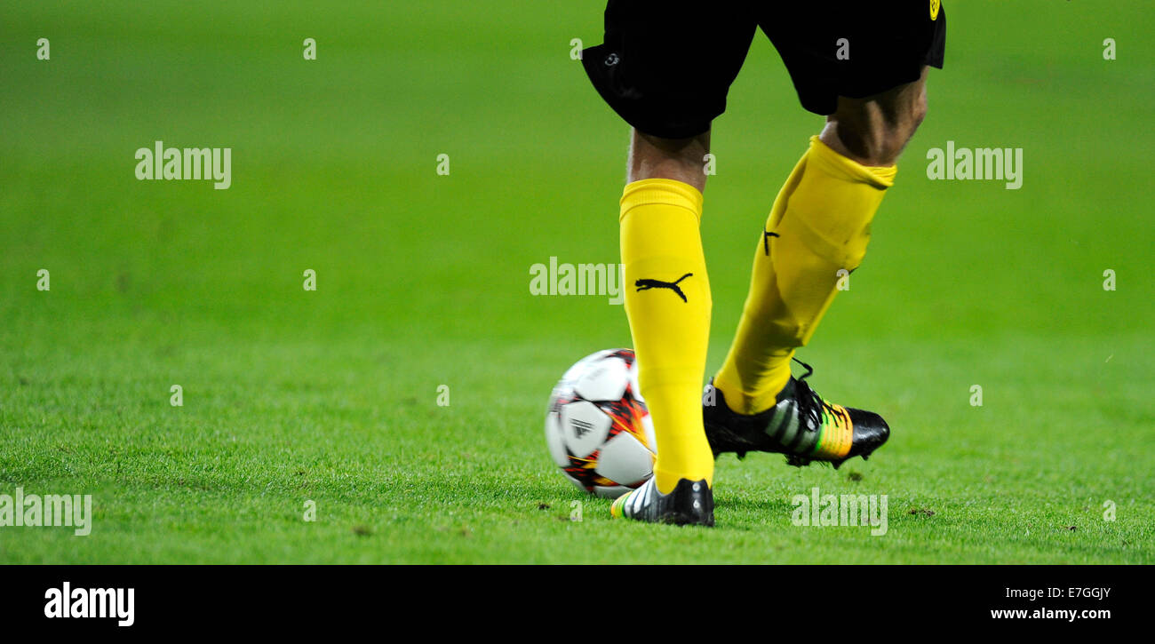 Arène Signal-Iduna, Dortmund, Allemagne, 16 septembre 2014, l'UEFA Football Champions-League, Saison 2014 - 2015 Phase de groupes Journée 1, Borussia Dortmund (BVB) - FC Arsenal 2:0 --- les jambes d'un joueur de football et Adidas matchball 'finale' Credit : kolvenbach/Alamy Live News Banque D'Images