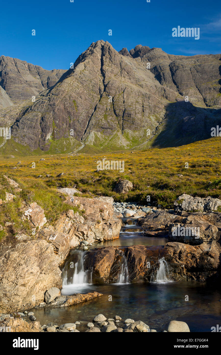 Flux d'Allt une Tairneilear coco avec les montagnes Cuillin noires derrière, Glen cassante, île de Skye, Écosse Banque D'Images