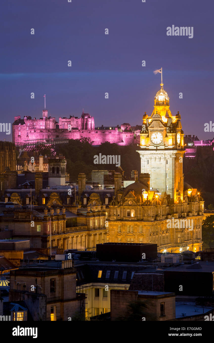 Crépuscule sur Balmoral Hotel Tower et du vieux château, Edinburgh, Lothian, Ecosse Banque D'Images