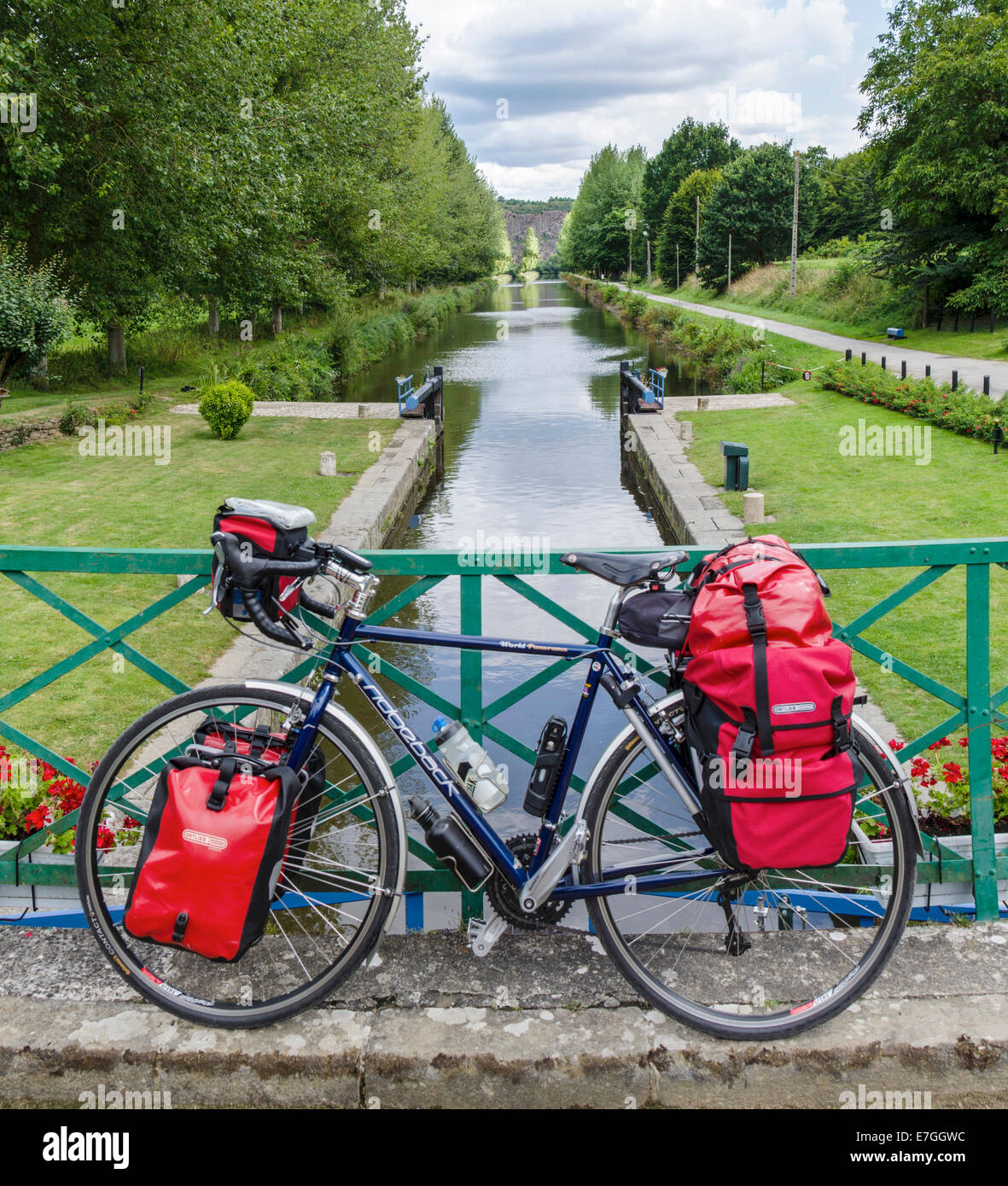 Vélos de cyclotourisme avec sacoches rouge Photo Stock - Alamy