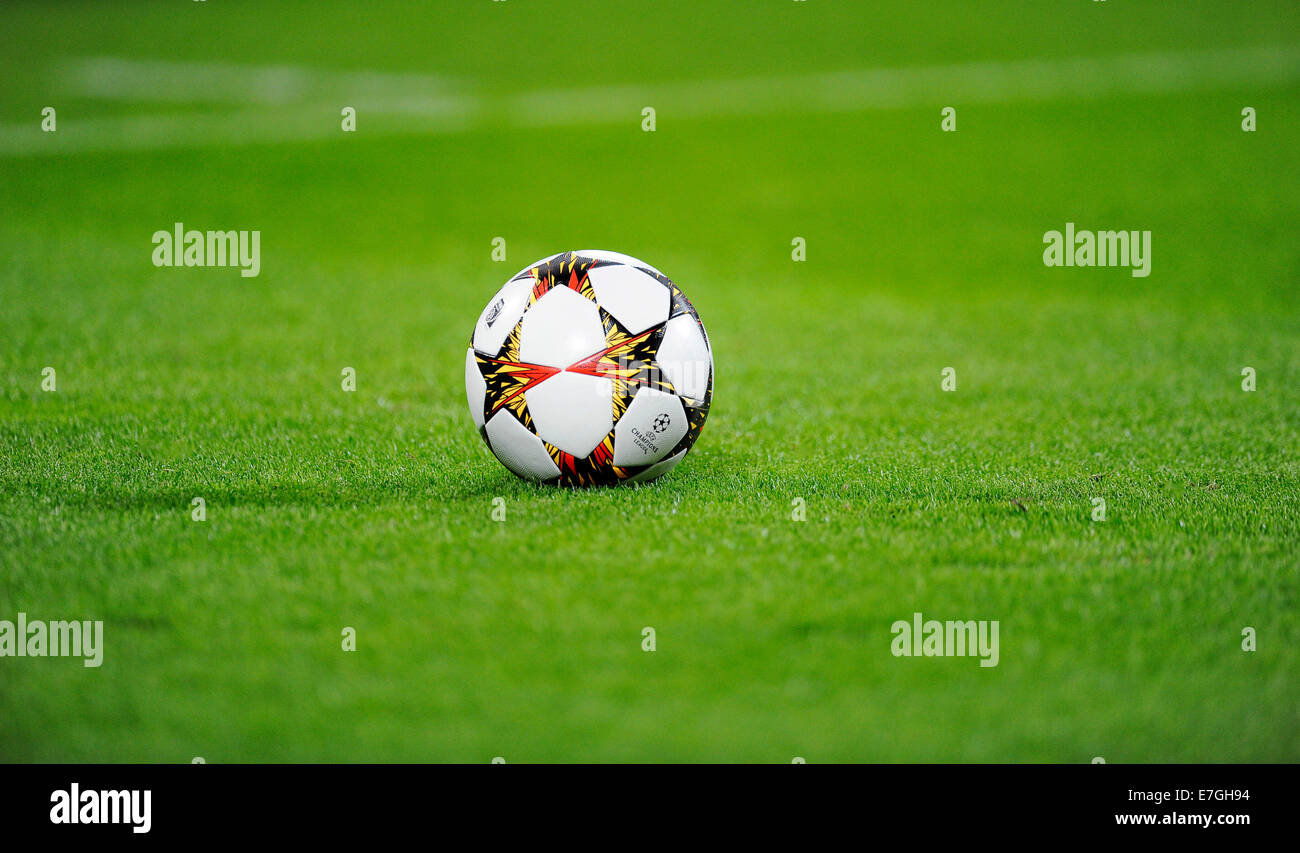Arène Signal-Iduna, Dortmund, Allemagne, 16 septembre 2014, l'UEFA Football Champions-League, Saison 2014 - 2015 Phase de groupes Journée 1, Borussia Dortmund (BVB) - FC Arsenal 2:0 --- Adidas matchball 'finale' Credit : kolvenbach/Alamy Live News Banque D'Images