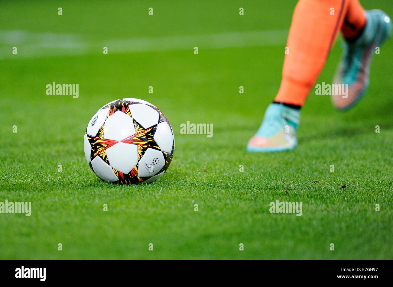 Arène Signal-Iduna, Dortmund, Allemagne, 16 septembre 2014, l'UEFA Football Champions-League, Saison 2014 - 2015 Phase de groupes Journée 1, Borussia Dortmund (BVB) - FC Arsenal 2:0 --- les jambes d'un joueur de football et Adidas matchball 'finale' Credit : kolvenbach/Alamy Live News Banque D'Images